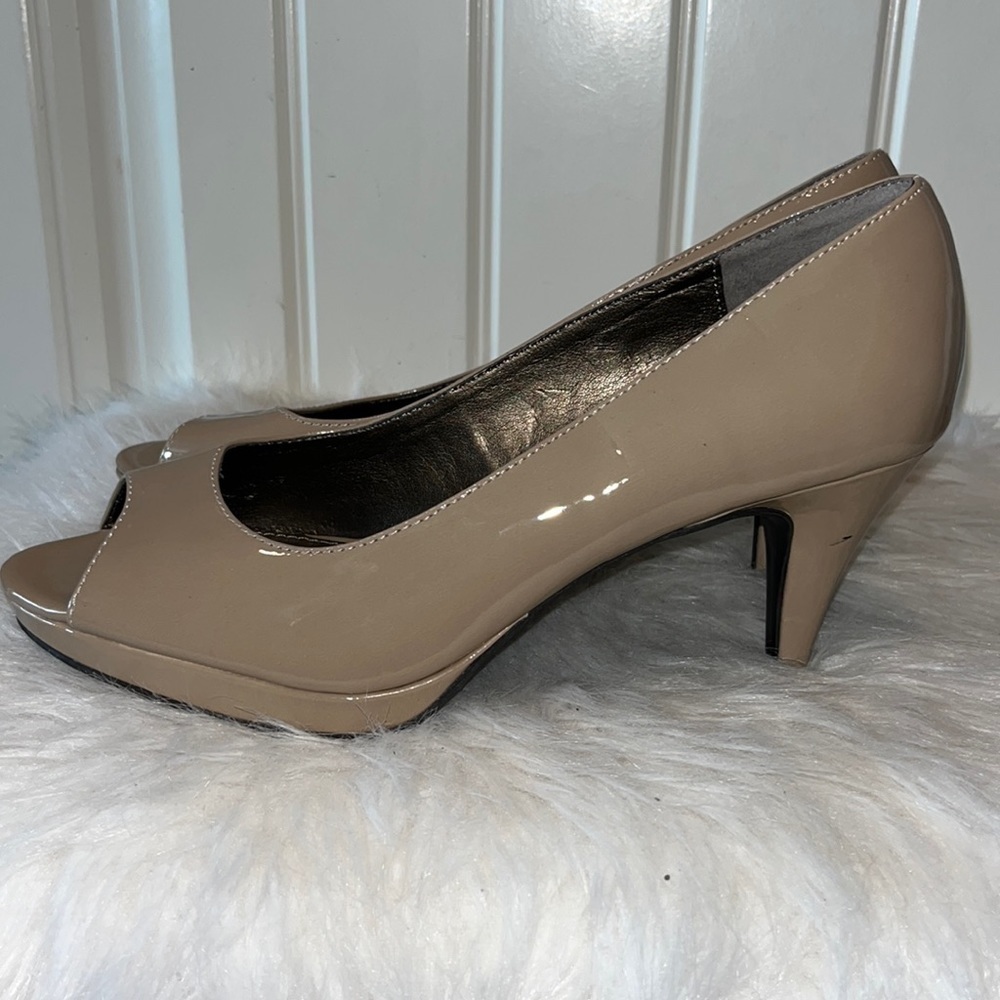 Bandolino peep toe tan taupe neutral faux patent leather heel pump size 8.5
